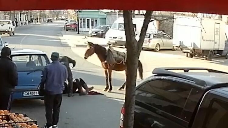 Брутално! Неделинец свали със сила и юмруци свой съгражданин от коня посред бял ден