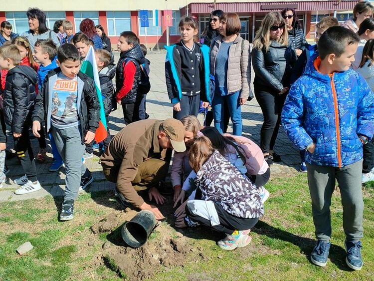 Ученици от "Златаров" заедно с лесовъди засадиха дръвчета през Седмицата на гората