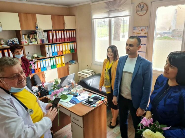 100 бели рози от Община Момчилград за здравните работници