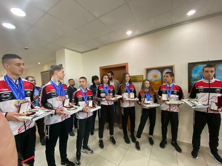 Среща на кмета Станислав Владимиров с пернишките спортисти, които представиха България на Европейското първенство по таекуон-до ITF в гр. Пореч