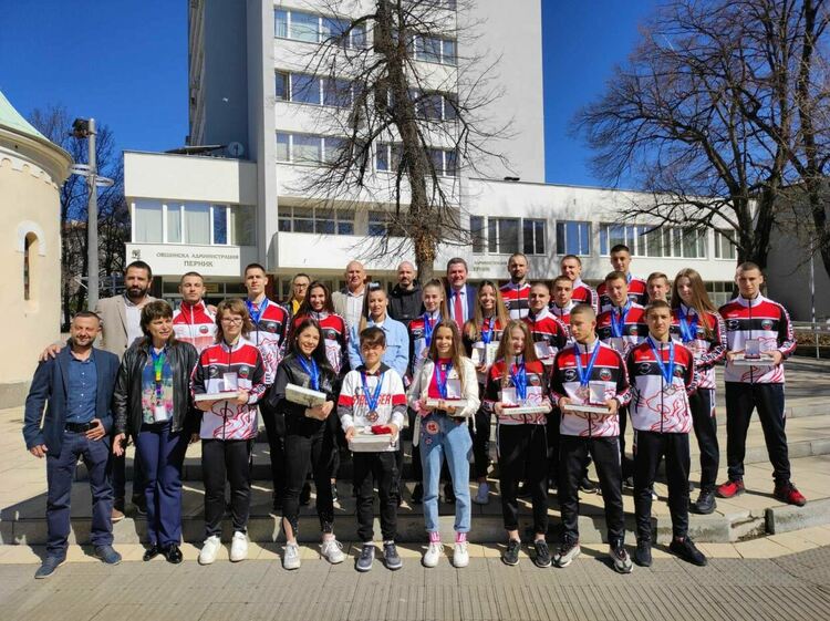 Среща на кмета Станислав Владимиров с пернишките спортисти, които представиха България на Европейското първенство по таекуон-до ITF в гр. Пореч