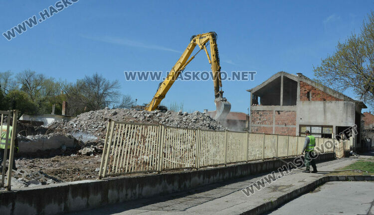 Роми налазиха разрушена сграда, арестуваха 8 души за кражби на метал