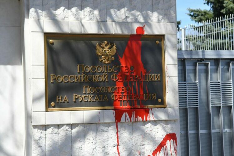 Задържаха Бабикян и Хаджигенов, след като изляха червена боя по руското посолство