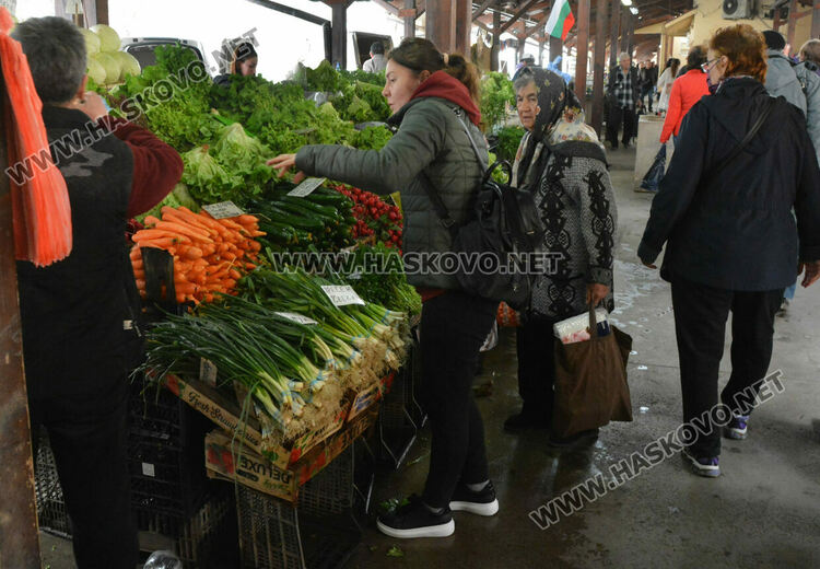 Яйцата в Хасково поскъпнаха плавно преди Великден, скок в цените на козунаците и курабиите