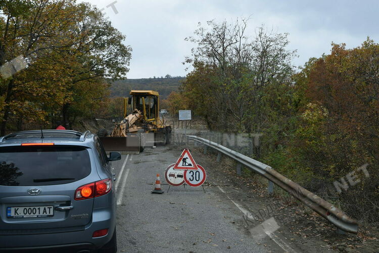 Работниците от фирмите,строители на пътища блокират недовършените, заради правителството участъци, за да няма катастрофи 