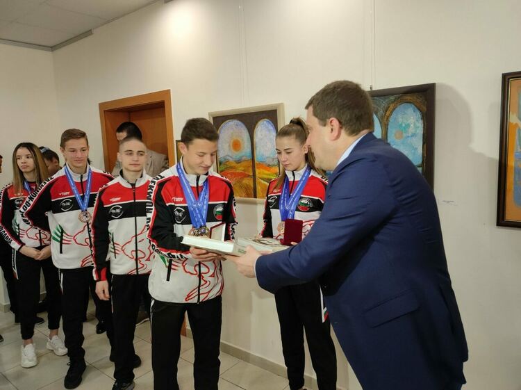 Среща на кмета Станислав Владимиров с пернишките спортисти, които представиха България на Европейското първенство по таекуон-до ITF в гр. Пореч