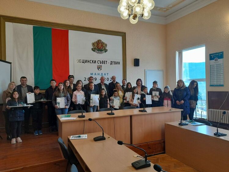 Наградиха участниците от конкурса за ученическа рисунка „Гората извор на живот” в Девин