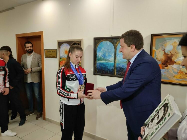 Среща на кмета Станислав Владимиров с пернишките спортисти, които представиха България на Европейското първенство по таекуон-до ITF в гр. Пореч