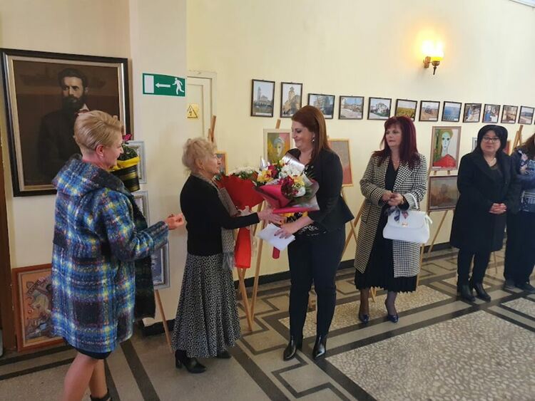 Д-р Дона Момчилова прави благотворителна изложба в полза на Детско отделение