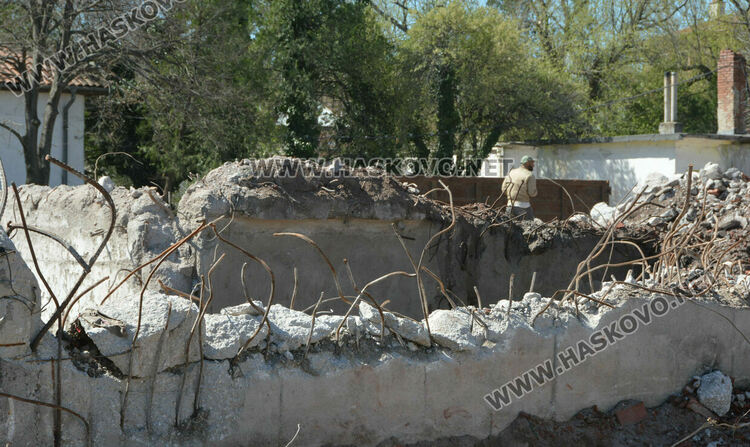 Роми налазиха разрушена сграда, арестуваха 8 души за кражби на метал