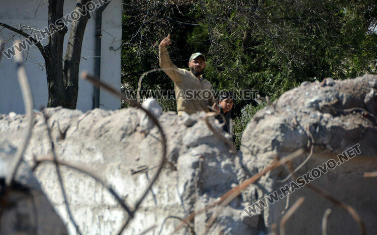 Роми налазиха разрушена сграда, арестуваха 8 души за кражби на метал