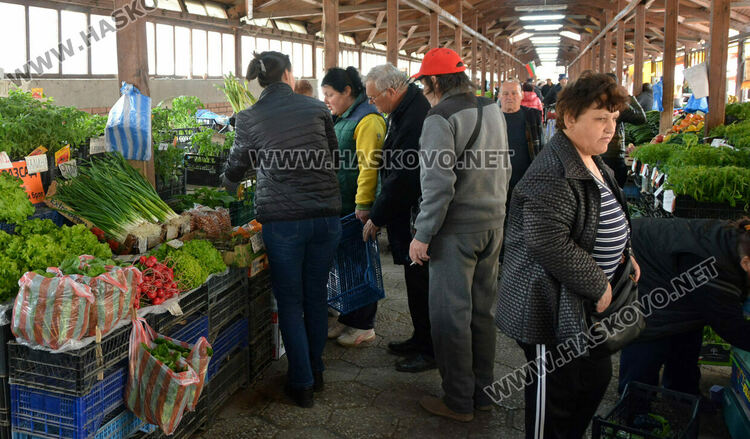Яйцата в Хасково поскъпнаха плавно преди Великден, скок в цените на козунаците и курабиите