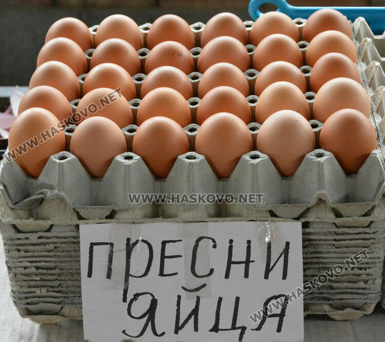 Яйцата в Хасково поскъпнаха плавно преди Великден, скок в цените на козунаците и курабиите