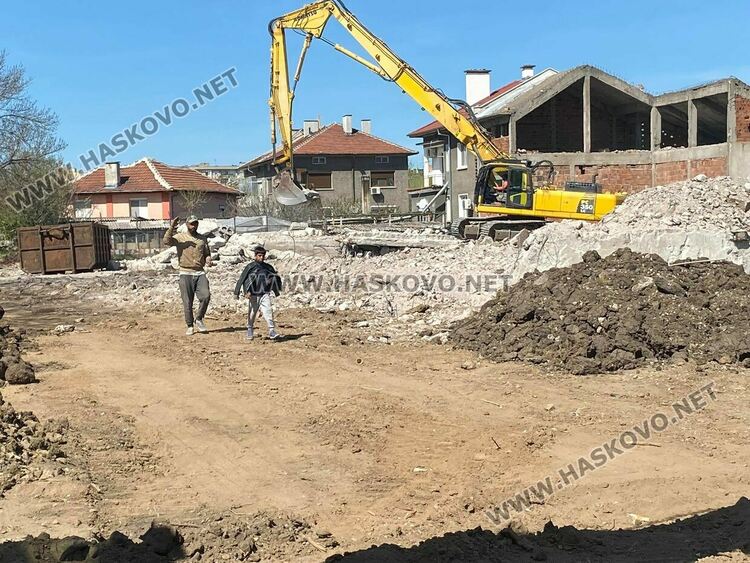 Роми налазиха разрушена сграда, арестуваха 8 души за кражби на метал