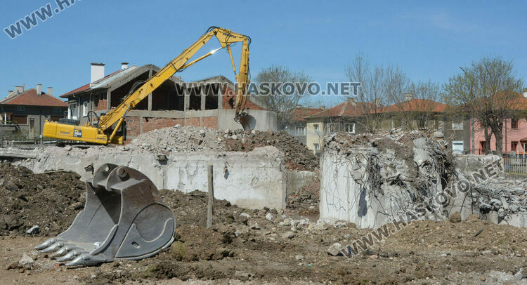 Роми налазиха разрушена сграда, арестуваха 8 души за кражби на метал