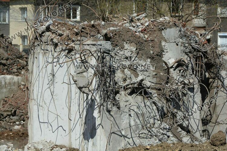 Роми налазиха разрушена сграда, арестуваха 8 души за кражби на метал