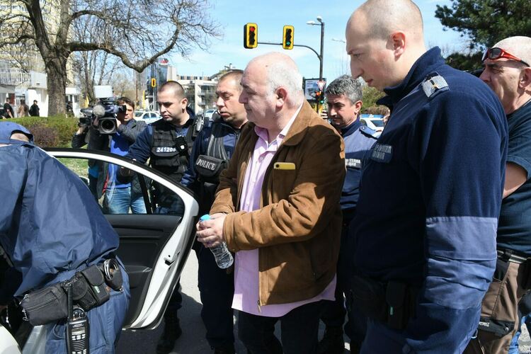 Задържаха Бабикян и Хаджигенов, след като изляха червена боя по руското посолство