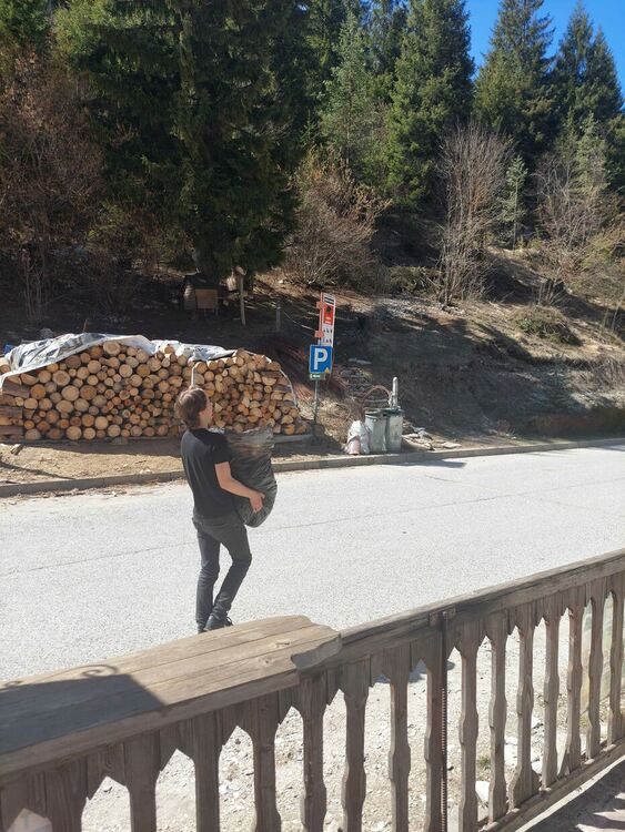 Украинци чистят боклуците в Триград