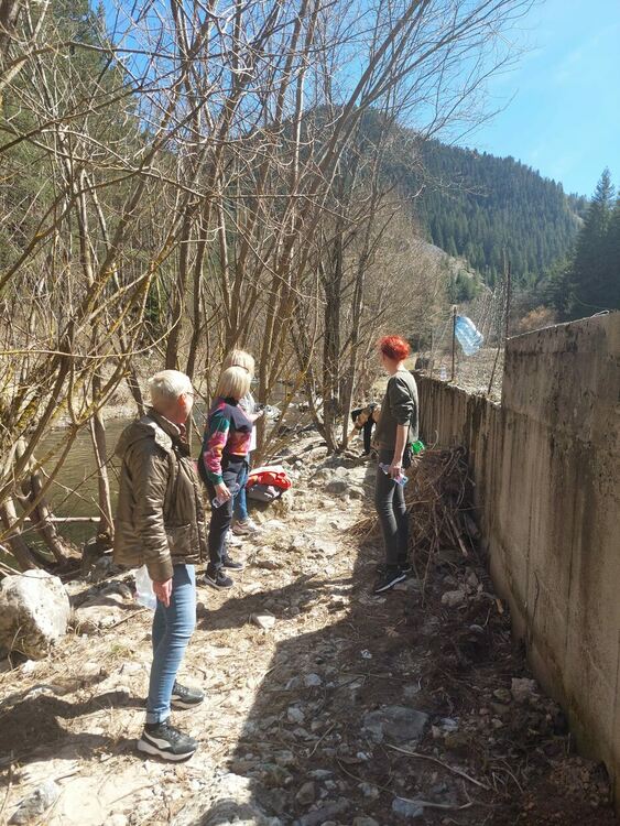 Украинци чистят боклуците в Триград