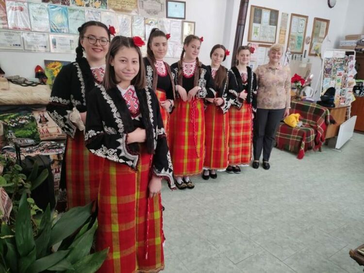 Спонсори дариха лазарките с носии в Широка Лъка