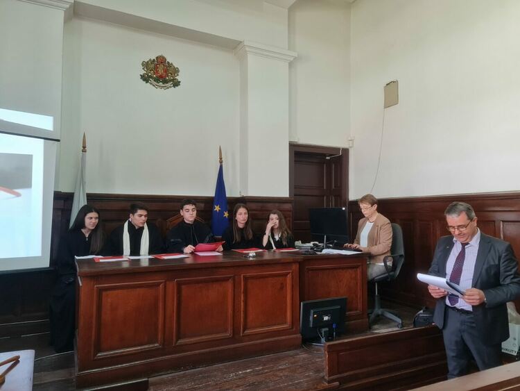 Районен съд - Първомай отвори врати и ученици попълниха съдебния състав