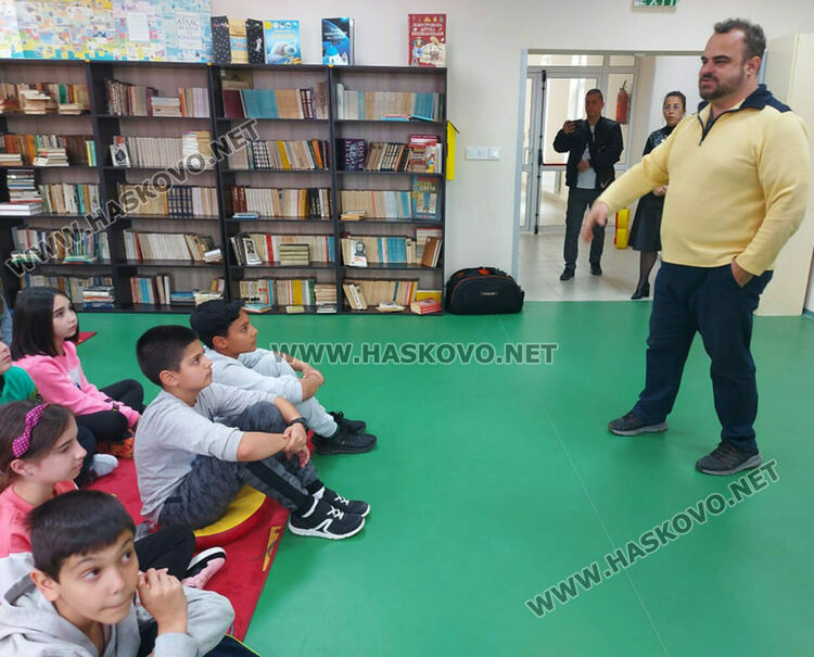 Авторът на приказки-игри Никола Райков гостува в “Шандор Петьофи”