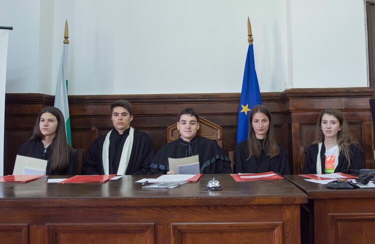 Районен съд - Първомай отвори врати и ученици попълниха съдебния състав