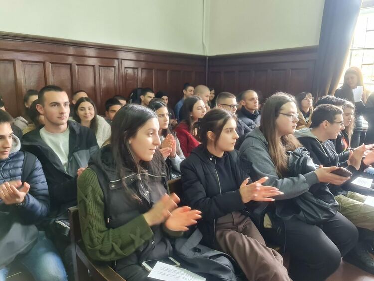 Районен съд - Първомай отвори врати и ученици попълниха съдебния състав