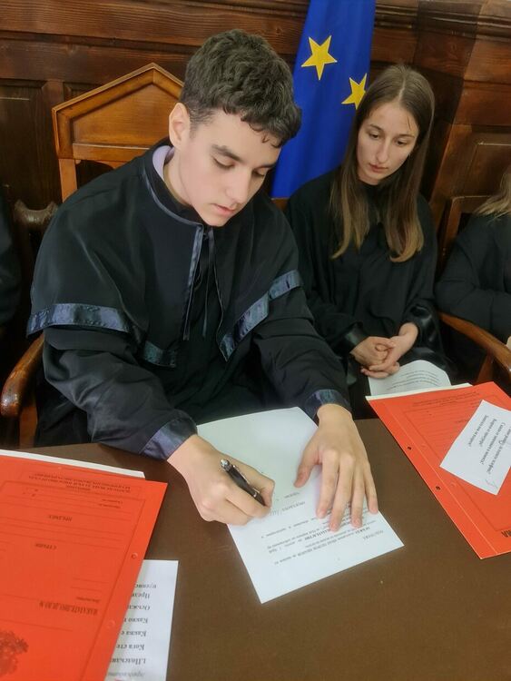 "Председателят на съдебния състав  подписва писъдата