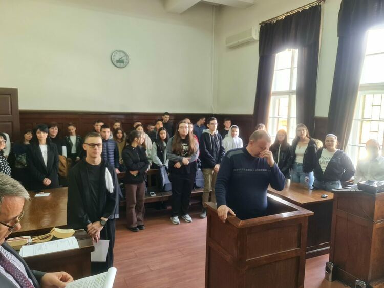 Районен съд - Първомай отвори врати и ученици попълниха съдебния състав