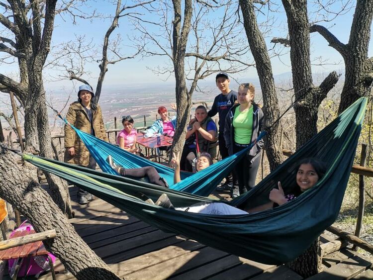 Млади туристи изкачиха връх Св. Илия