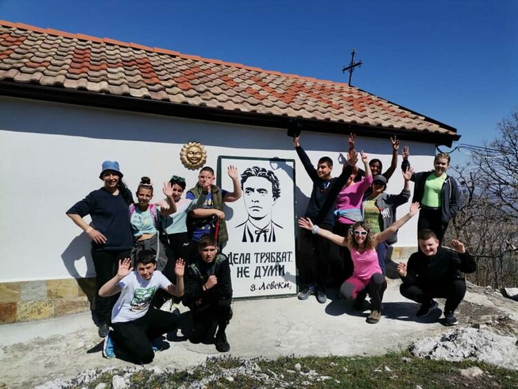 Млади туристи изкачиха връх Св. Илия