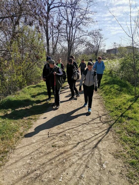 Млади туристи изкачиха връх Св. Илия