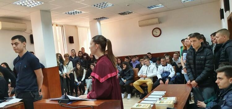 Ученици от Свиленград участваха в симулативен съдебен процес за наркотици 
