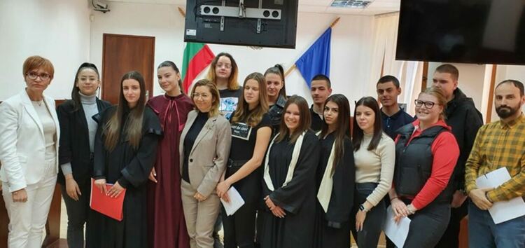 Ученици от Свиленград участваха в симулативен съдебен процес за наркотици 