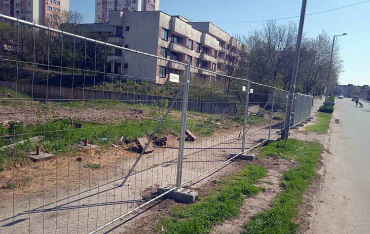Подновяват строителството на църквата в „Орфей“, хасковлия недоволства от огражденията