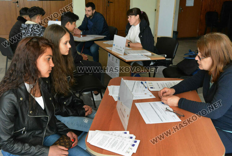 Експерти консултираха на Трудова борса младежи от рискови групи