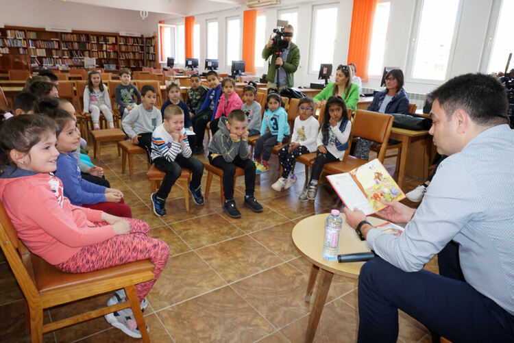 Кмета на Димитровград подкрепи „В чудния свят на приказките” с "Трите прасенца"