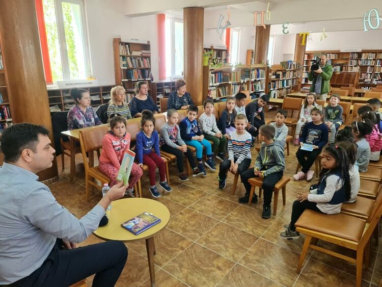 Кмета на Димитровград подкрепи „В чудния свят на приказките” с "Трите прасенца"