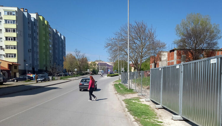 Подновяват строителството на църквата в „Орфей“, хасковлия недоволства от огражденията