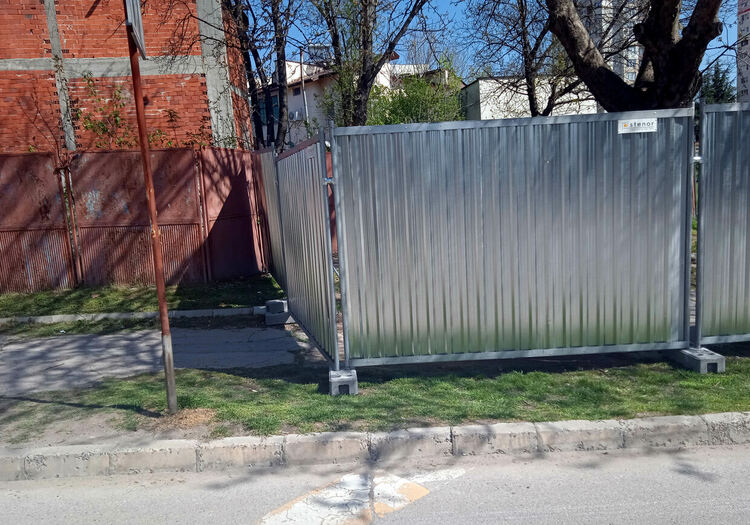 Подновяват строителството на църквата в „Орфей“, хасковлия недоволства от огражденията