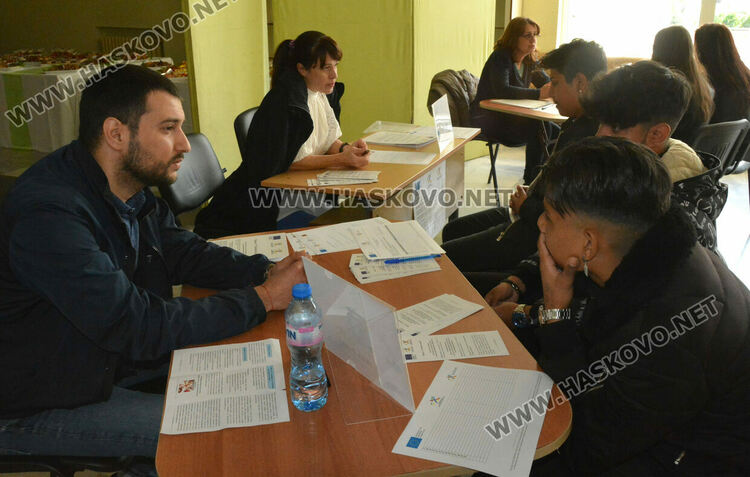 Експерти консултираха на Трудова борса младежи от рискови групи