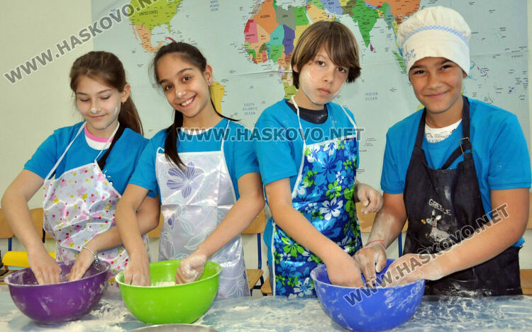 Деца от „Смирненски“ месиха ритуални хлябове