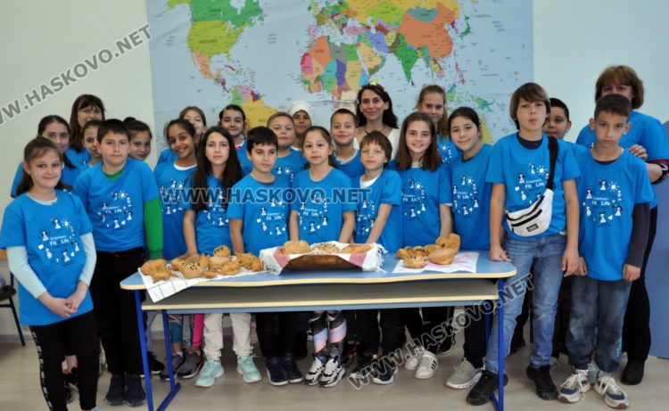 Деца от „Смирненски“ месиха ритуални хлябове