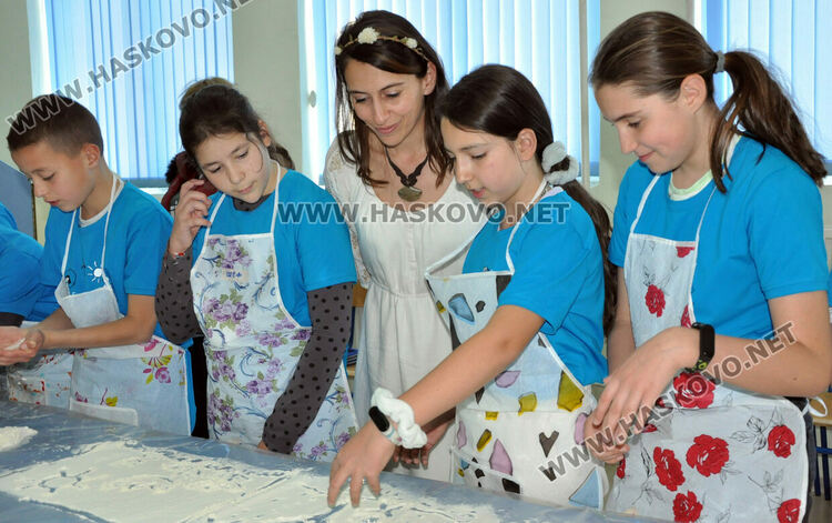 Деца от „Смирненски“ месиха ритуални хлябове