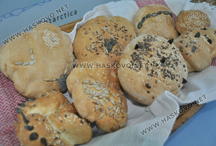 Деца от „Смирненски“ месиха ритуални хлябове