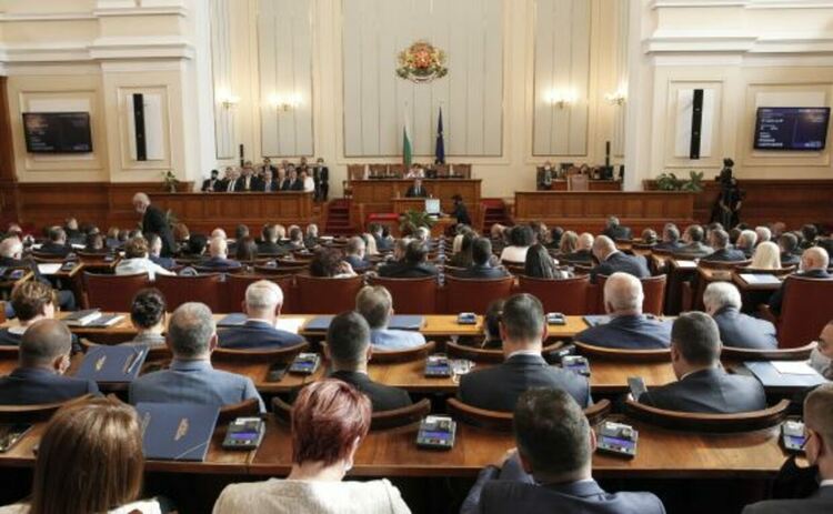 Парламентът удължи заседанието си