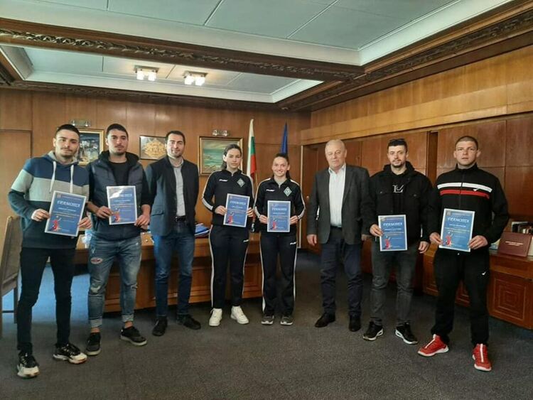 Връчиха грамоти на участниците в първия турнир по снежен волейбол "Перелик"