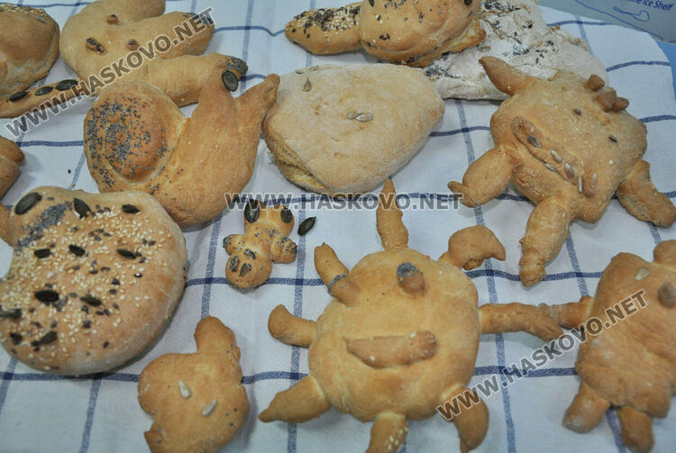 Деца от „Смирненски“ месиха ритуални хлябове