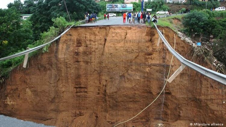 Опустошителни наводнения в ЮАР, над 300 жертви